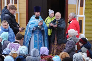 Выпуск голубей на Благовещение в храме святого Александра Невского в посёлке Вербилки